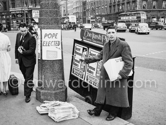 A news vendor. Arran Quay/O\'Connell Bridge. Dublin 1963. - Photo by Edward Quinn