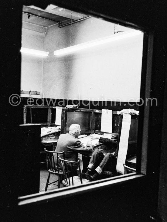 A "printers devil" awaits copy from a proof reader in the Irish Times office. Dublin 1963. Published in Quinn, Edward. James Joyces Dublin. Secker & Warburg, London 1974. - Photo by Edward Quinn