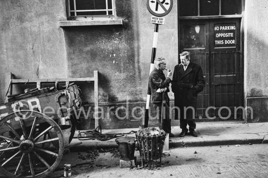 Marlborough Street. Dublin 1963. Published in Quinn, Edward. James Joyces Dublin. Secker & Warburg, London 1974. - Photo by Edward Quinn