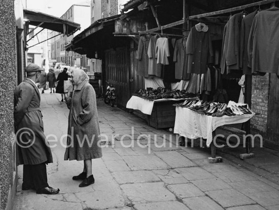 Anglesea Market, Dublin\'s secondhand market in a laneway off Moore Street. Dublin 1963. - Photo by Edward Quinn