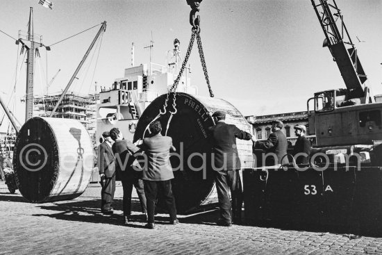 At the harbor opposite Custom House. Dublin 1963. - Photo by Edward Quinn