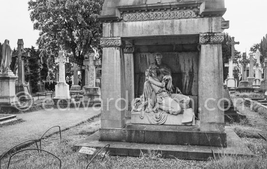 Glasnevin Cemetery. Dublin 1963. - Photo by Edward Quinn