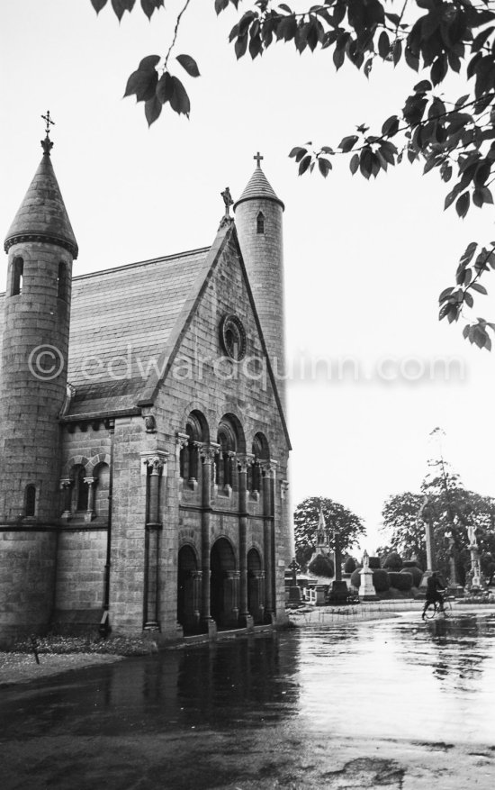 Glasnevin Cemetery. Dublin 1963. - Photo by Edward Quinn