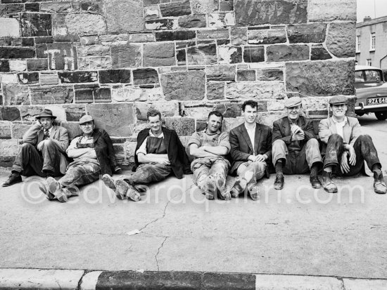 Casual workers. Dublin 1963. - Photo by Edward Quinn