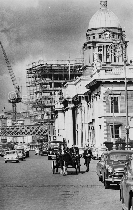 Custom House. Dublin 1963. - Photo by Edward Quinn