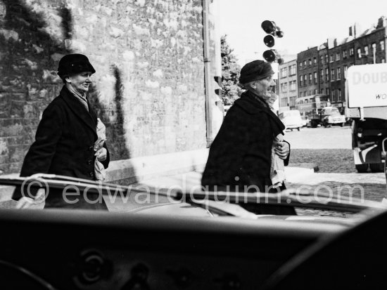 Two ladies. Dublin 1963. - Photo by Edward Quinn
