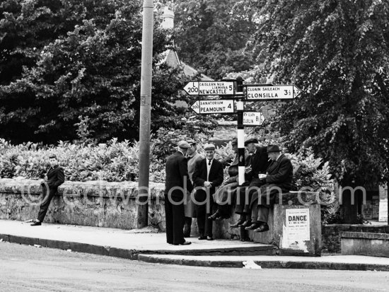 The Dublin Road at Lucan. Dublin 1963. Published in Quinn, Edward. James Joyces Dublin. Secker & Warburg, London 1974. - Photo by Edward Quinn