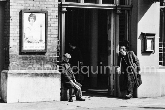Two Dublin citizens at Westland Row railway station. Dublin 1963. Published in Quinn, Edward. James Joyces Dublin. Secker & Warburg, London 1974. - Photo by Edward Quinn