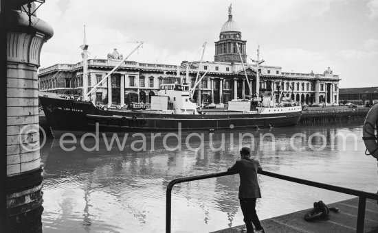 The River Liffey with Custom House and a Guinness Brewery ship loading barrels. Dublin 1963. Published in Quinn, Edward. James Joyces Dublin. Secker & Warburg, London 1974. - Photo by Edward Quinn