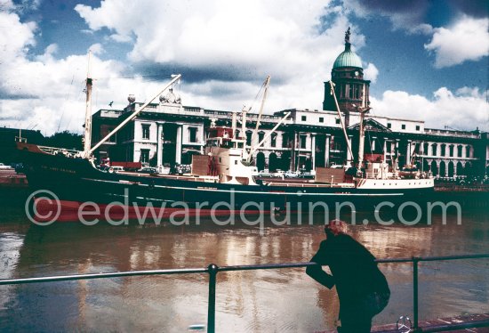The River Liffey with Custom House and the Guinness Brewery ship The Lady Grania loading barrels. Dublin 1963. Published in Quinn, Edward. James Joyces Dublin. Secker & Warburg, London 1974. - Photo by Edward Quinn