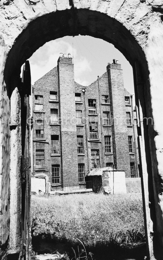 Georgian houses at Fenian Street. Dublin 1963. Published in Quinn, Edward. James Joyces Dublin. Secker & Warburg, London 1974. - Photo by Edward Quinn