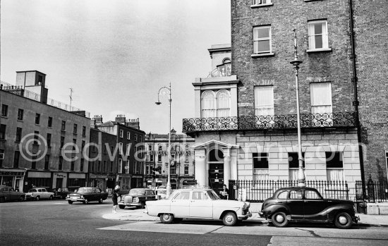 Merrion Square. In the background Gaeltarra Eireann, 34 Westland Row. Dublin 1963. Cars from right: Austin A40, Ford Zodiac, Mercedes 220, Ford Zephyr - Photo by Edward Quinn