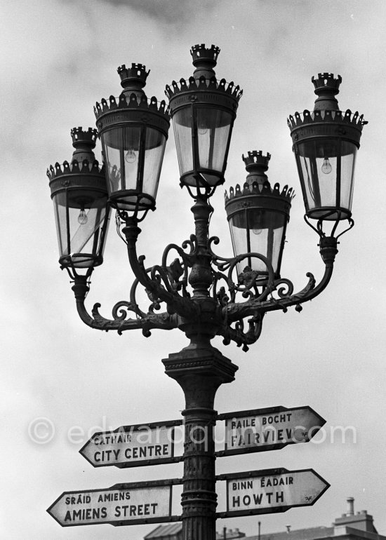 The Five Lamps. Dublin 1963. - Photo by Edward Quinn