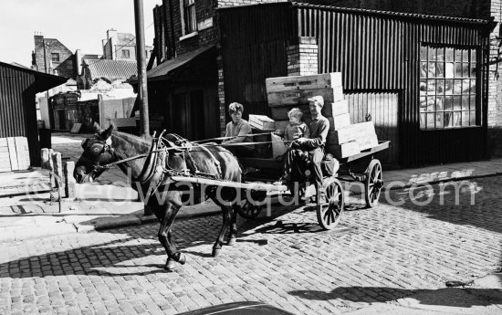 Anglesea Market, Dublin\'s secondhand market in a laneway off Moore Street. Dublin 1963. - Photo by Edward Quinn