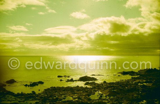 The seashore seen from the Martello Tower. Dublin 1963. Published in Quinn, Edward. James Joyces Dublin. Secker & Warburg, London 1974. "The bard's noserag. A new art colour for our Irish poets: snotgreen". James Joyce, Ulysses, Telemachus p.3. - Photo by Edward Quinn