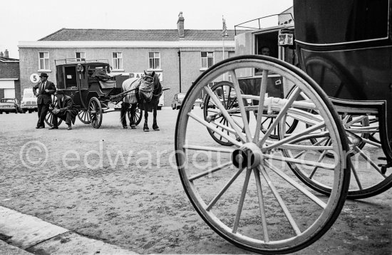 The cab rank at Beresford place. Dublin 1963. Published in Quinn, Edward. James Joyces Dublin. Secker & Warburg, London 1974. - Photo by Edward Quinn