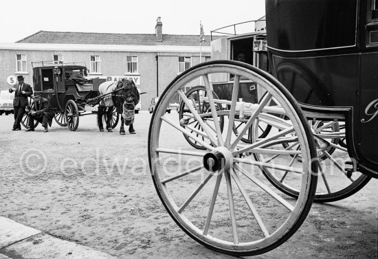 The cab rank at Beresford place. Dublin 1963. Published in Quinn, Edward. James Joyces Dublin. Secker & Warburg, London 1974. - Photo by Edward Quinn