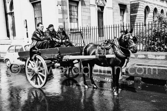 Horse and cart in front of Custom House. Dublin 1963. - Photo by Edward Quinn