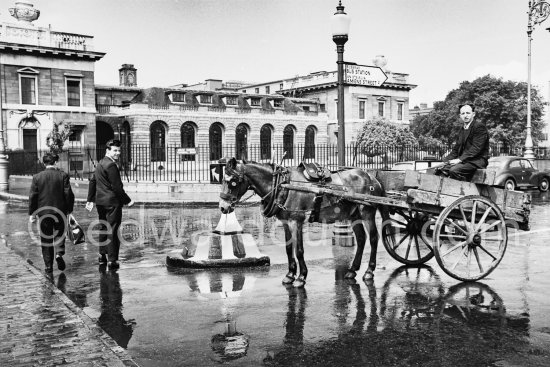 Horse and cart in front of Custom House. Dublin 1963. - Photo by Edward Quinn