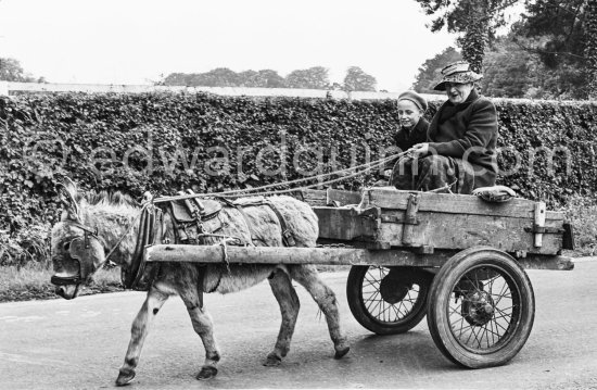 Donkey and cart. Dublin 1963. - Photo by Edward Quinn