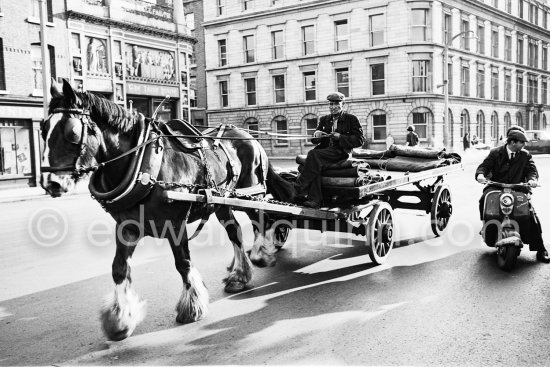 Horse cart in front of The Irish House, corner of Winetavern Street and Wood Quay. Dublin 1963. - Photo by Edward Quinn