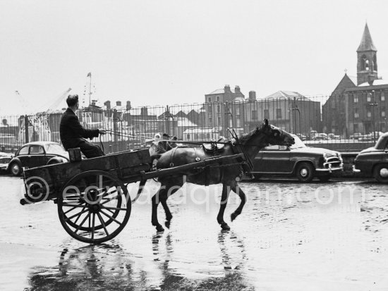 The Customhouse Quay along the Liffey. Dublin 1963. Published in Quinn, Edward. James Joyces Dublin. Secker & Warburg, London 1974. - Photo by Edward Quinn