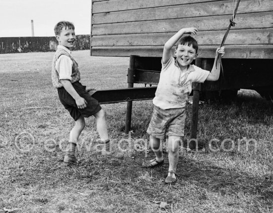 Two boys. Dublin 1963. - Photo by Edward Quinn