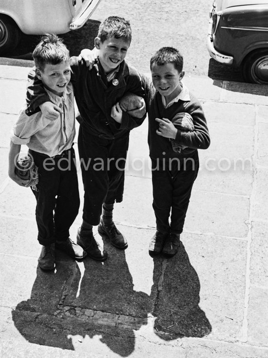Three friends. Dublin 1963. - Photo by Edward Quinn