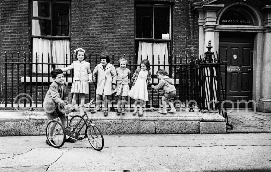 Children in front of Doloresa HouseDublin 1963. - Photo by Edward Quinn