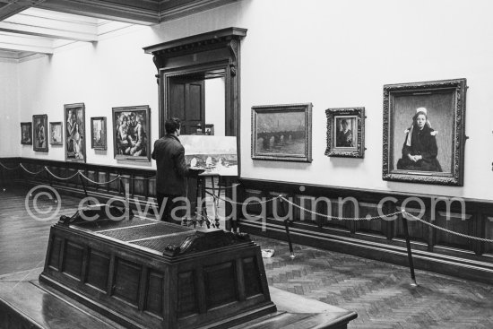 Art student copying "Waterloo Bridge, Temps gris" by Claude Monet. Municipal Gallery of Modern Art, now Dublin City Gallery The Hugh Lane. Dublin 1963. - Photo by Edward Quinn