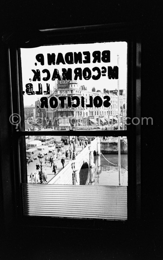 View from a lawyer\'s office. O\'Connell Bridge. Dublin 1963. - Photo by Edward Quinn