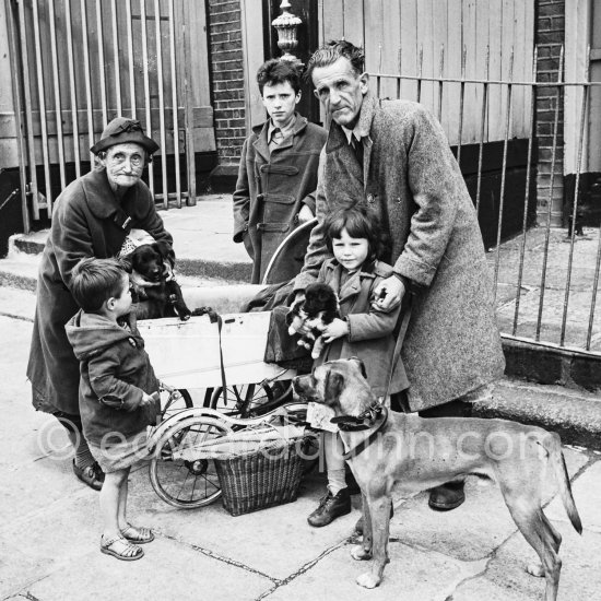 A Dublin family in Portland Row. Dublin 1963. Published in Quinn, Edward. James Joyces Dublin. Secker & Warburg, London 1974. - Photo by Edward Quinn