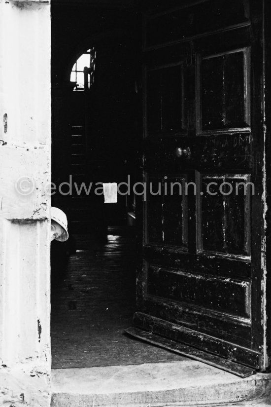 A little boy in front of 7 Eccles Street, Mr. Bloom\'s residence (Joyce, Ulysses). Dublin 1963. - Photo by Edward Quinn