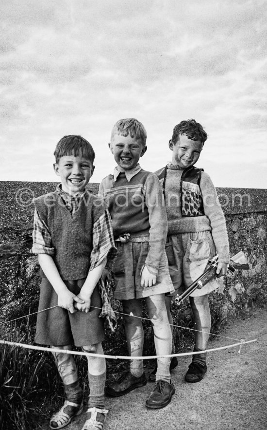 Children near Irishtown. Dublin 1963. Published in Quinn, Edward. James Joyces Dublin. Secker & Warburg, London 1974. - Photo by Edward Quinn