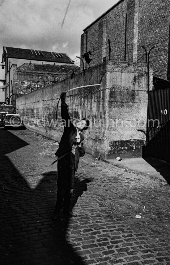 The archer. Dublin 1963. - Photo by Edward Quinn