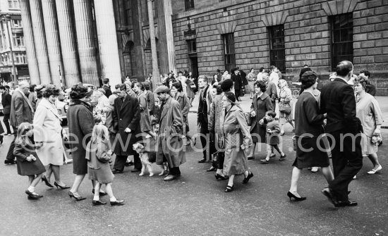 O'Connell Street, in the background the General Post Office. Dublin 1963. Published in Quinn, Edward. James Joyces Dublin. Secker & Warburg, London 1974. - Photo by Edward Quinn
