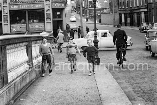 Three boys. The Irish House. Dublin, June 1963. - Photo by Edward Quinn