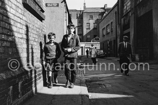 Moore Lane. Dublin 1963. - Photo by Edward Quinn