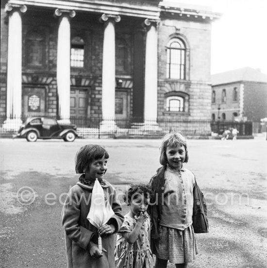 Girls in front of St. George\'s Church (features in James Joyce\'s Ulysses). Dublin 1963. - Photo by Edward Quinn