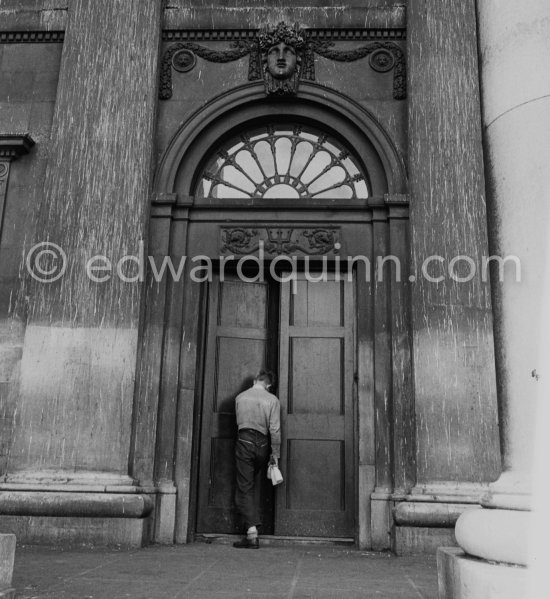 Entrance door to the Custom House. Dublin 1963. - Photo by Edward Quinn