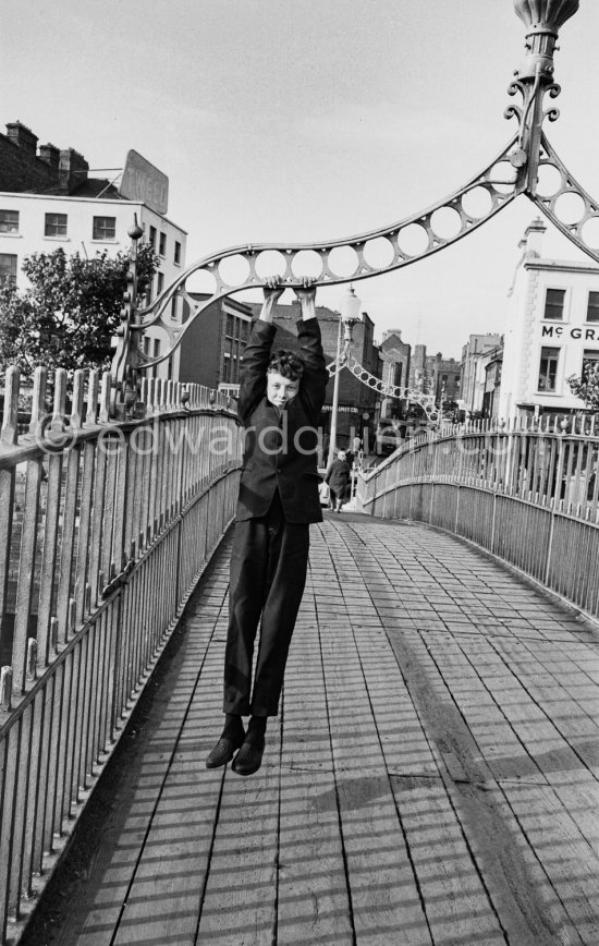 Ha'Penny Bridge. Dublin 1963. - Photo by Edward Quinn