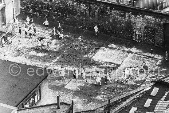 Children in the grounds of a school in Kildare Street. Dublin 1963. Published in Quinn, Edward. James Joyces Dublin. Secker & Warburg, London 1974. - Photo by Edward Quinn