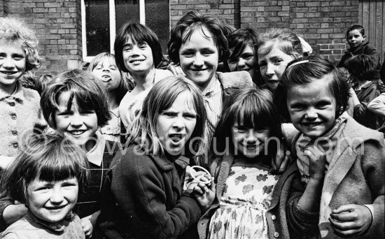 Girls in front of the old Tara Street wash house. Dublin 1963. - Photo by Edward Quinn