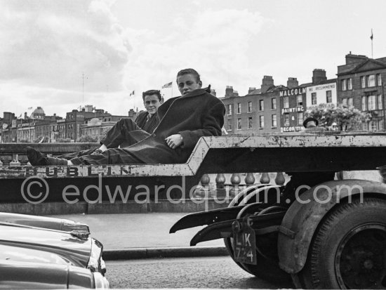 Two boys. Dublin 1963. - Photo by Edward Quinn