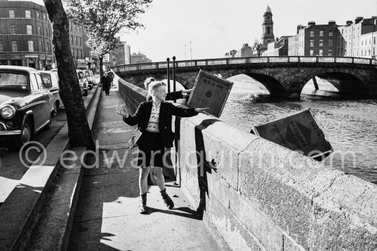 Boys at the River Liffey, Arran Quay. Father Mathew Bridge, St Paul\'s Church on the other side. Dublin 1963. - Photo by Edward Quinn