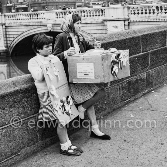 Girls selling badges for St Patrick\'s Day. O\'Connell Bridge. Dublin 1963. - Photo by Edward Quinn