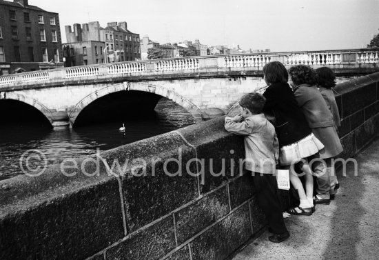 Children at the River Liffey. O\'Donovan Rossa Bridge. Children in Dublin 1963. - Photo by Edward Quinn