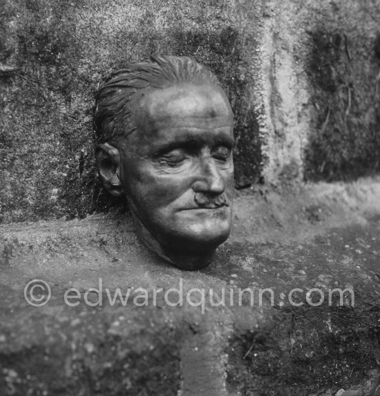 A bronze from the James Joyce death mask at the Martello Tower. Dublin 1963. Published in Quinn, Edward. James Joyces Dublin. Secker & Warburg, London 1974. - Photo by Edward Quinn