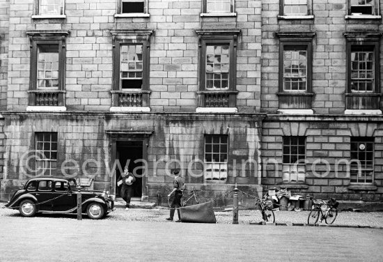 Street scene in Dublin  1963. - Photo by Edward Quinn