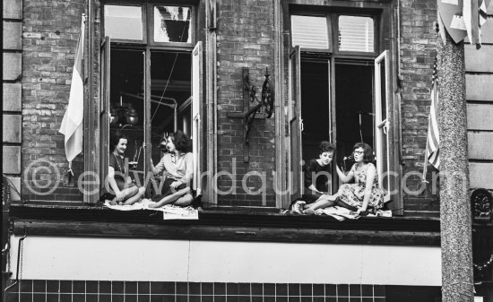 Waiting for President Kennedy to drive past during his visit. At a dentist, O\'Connell Street. Dublin 1963. - Photo by Edward Quinn